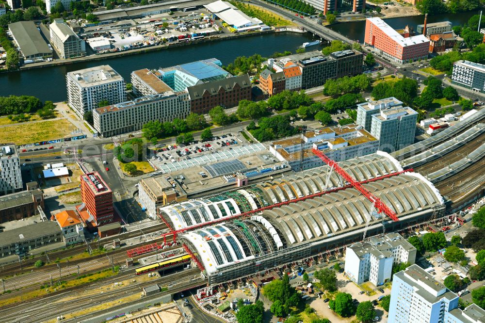 Aerial photograph Berlin - Track layout and roof renovation at the station building of the Deutsche Bahn Ostbahnhof on Koppenstrasse in the district of Friedrichshain in Berlin, Germany
