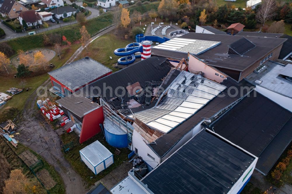 Aerial image Schwedt/Oder - Collapsed roof structure of the thermal baths of the outdoor swimming pool and leisure facility AquariUM in Schwedt / Oder in the Uckermark in the state Brandenburg, Germany