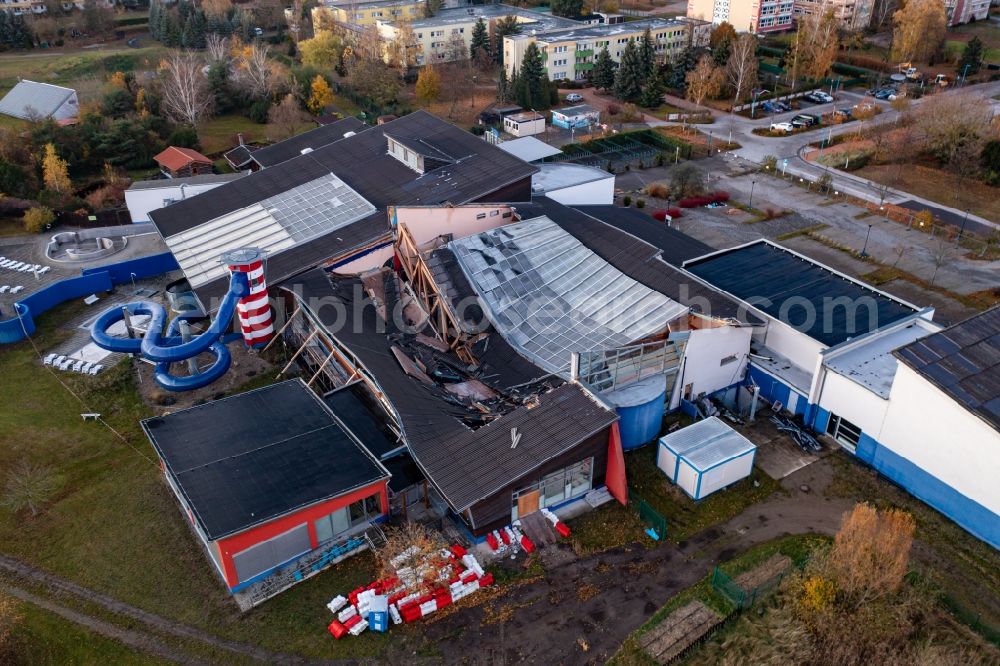 Aerial photograph Schwedt/Oder - Collapsed roof structure of the thermal baths of the outdoor swimming pool and leisure facility AquariUM in Schwedt / Oder in the Uckermark in the state Brandenburg, Germany