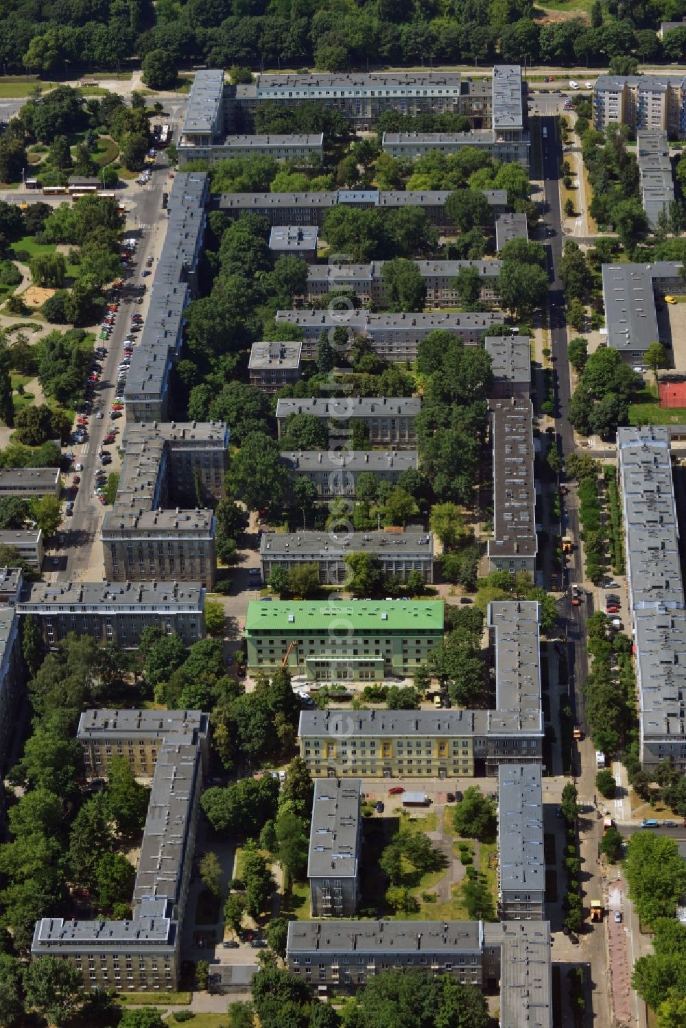 Aerial image Warschau - The revenue office of the borough of Targowek in Warsaw in Poland. The distinct historic building with its green roof is located amidst a residential area and estate near the park Placu Hallera which is further to the West. Visible here are the well trimmed lawns and trees of the public green