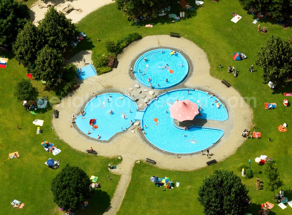 Aerial photograph Tübingen - The swimming pool in Tübingen in the state of Baden-Württemberg. The outdoor facilities consist of a sport pool, a threefold children's pool and a water slide. Swimmers and visitors also make use of the extensive green areas to sunbathe