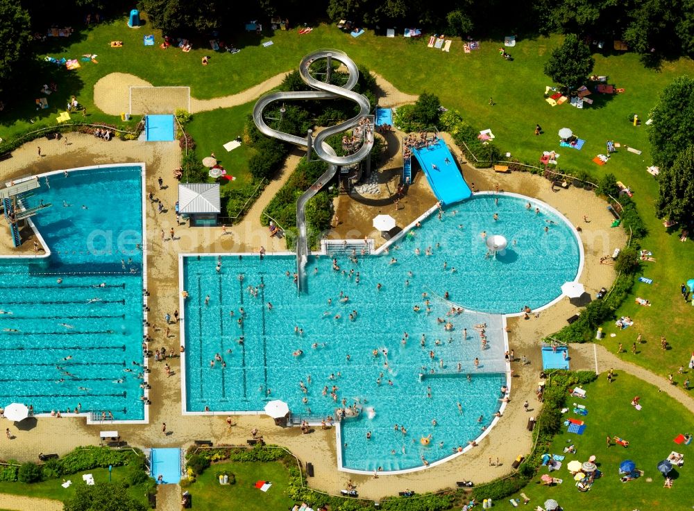 Tübingen from the bird's eye view: The swimming pool in Tübingen in the state of Baden-Württemberg. The outdoor facilities consist of a sport pool, a threefold children's pool and a water slide. Swimmers and visitors also make use of the extensive green areas to sunbathe