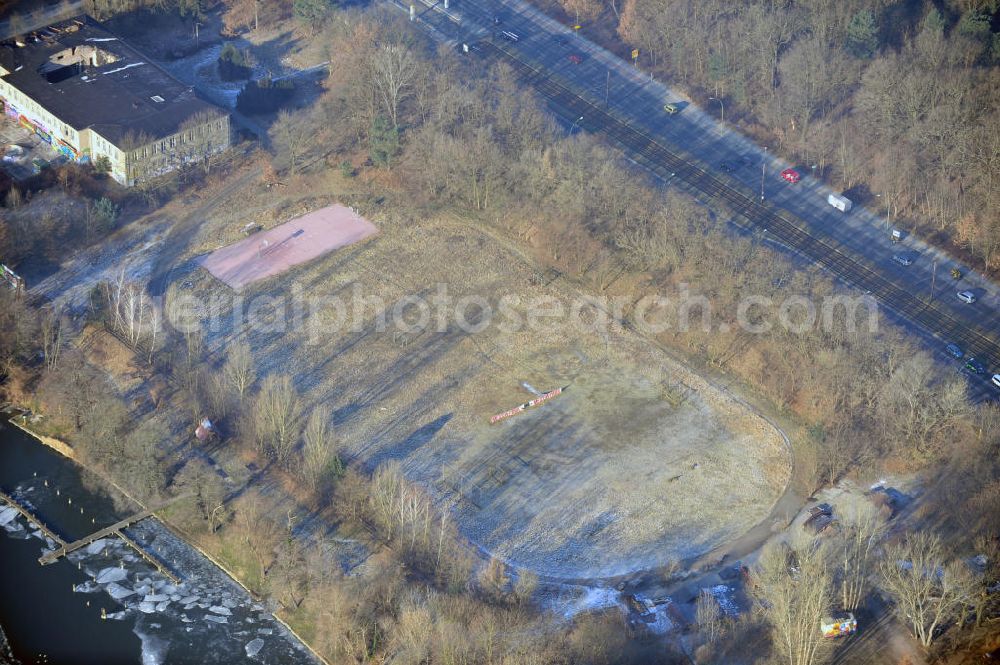 Aerial image Berlin - View of the soccer and basketball field of the BMX and skateboard area Mellowpark in Berlin Treptow-Köpenick. Since 2010, the youth welfare association All eins e.V. is rebuilding the former Mellowpark. The soccer club 1.FC Union Berlin has expressed his interest in the area as well. The club would like to expand his offspring and training center