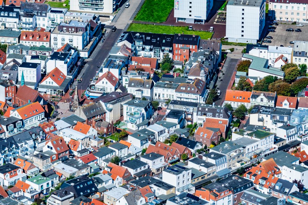 Aerial image Norderney - Sight and tourism attraction of history - The Kaiser Wilhelm monument in the pedestrian zone in Knyphauserstrasse on the island of Norderney in the state of Lower Saxony, Germany