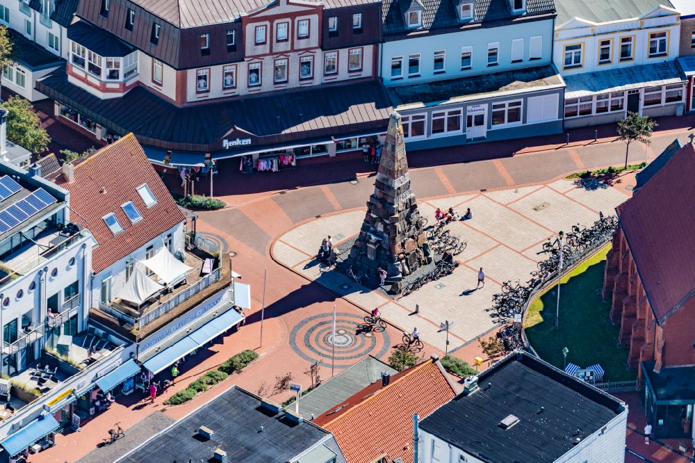 Aerial photograph Norderney - Sight and tourism attraction of history - The Kaiser Wilhelm monument in the pedestrian zone in Knyphauserstrasse on the island of Norderney in the state of Lower Saxony, Germany