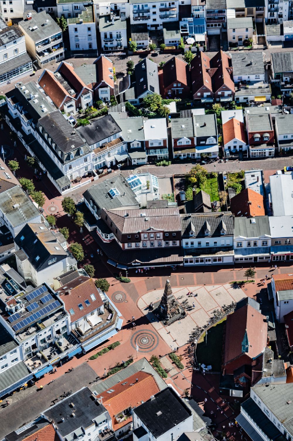 Aerial photograph Norderney - Sight and tourism attraction of history - The Kaiser Wilhelm monument in the pedestrian zone in Knyphauserstrasse on the island of Norderney in the state of Lower Saxony, Germany