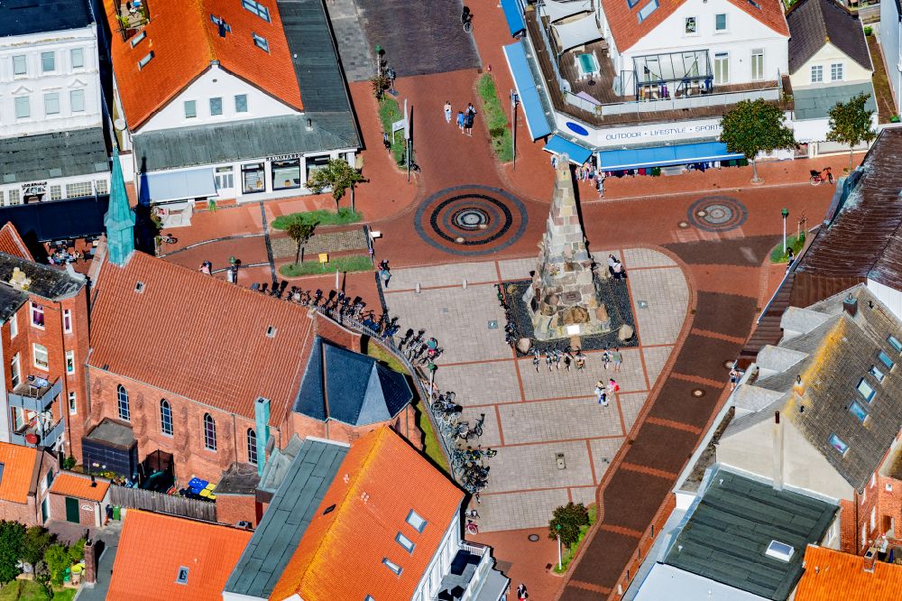Norderney from the bird's eye view: Sight and tourism attraction of history - The Kaiser Wilhelm monument in the pedestrian zone in Knyphauserstrasse on the island of Norderney in the state of Lower Saxony, Germany