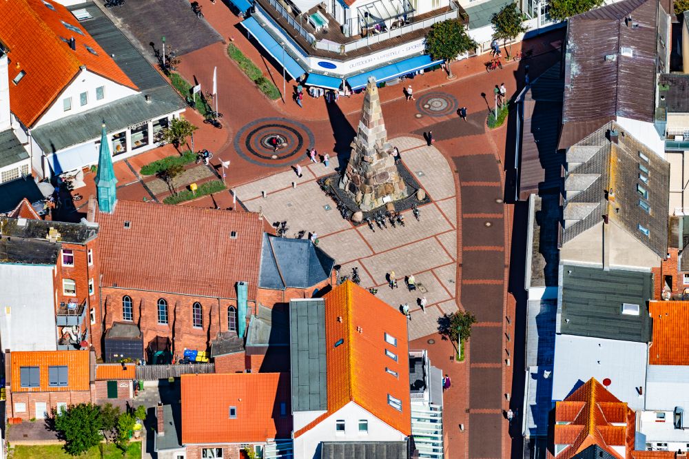 Aerial image Norderney - Sight and tourism attraction of history - The Kaiser Wilhelm monument in the pedestrian zone in Knyphauserstrasse on the island of Norderney in the state of Lower Saxony, Germany