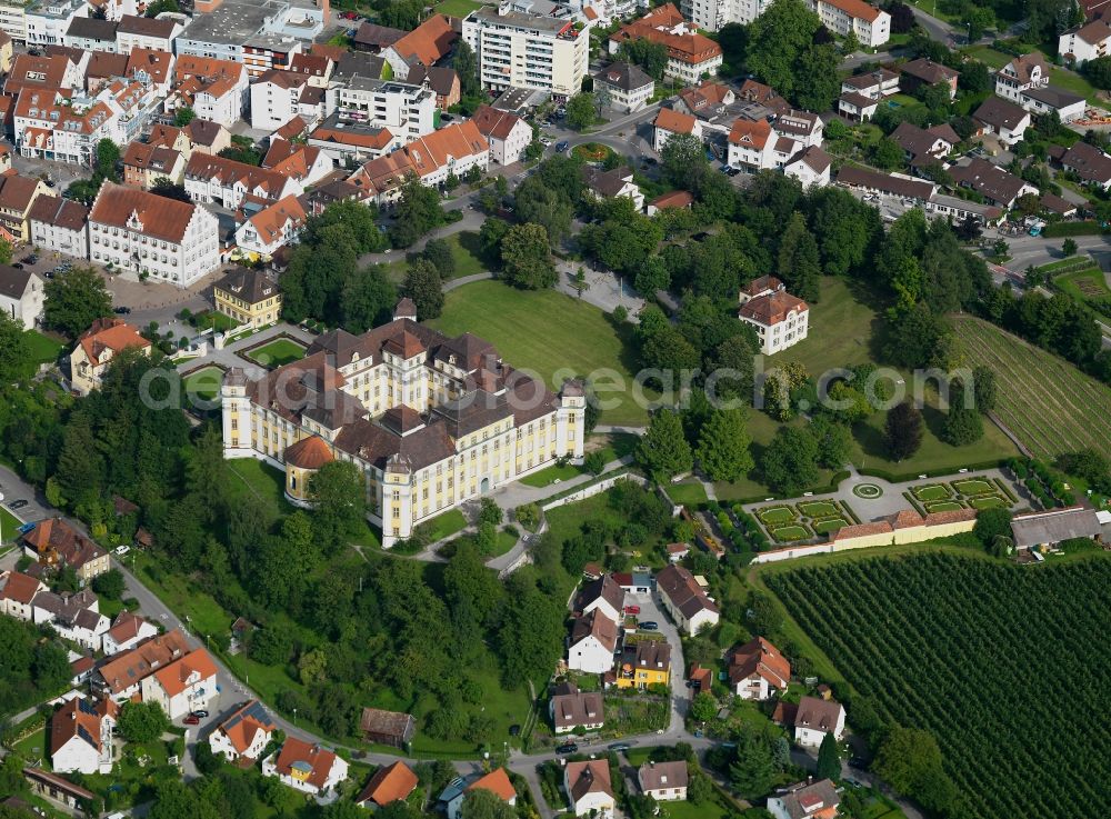 Aerial photograph Tettnang - The New Castle in Tettnang in the state of Baden-Württemberg. It is one of three castles and palaces in the city and is recognized as one of the most beautiful castles in the Upper Swabia region. It was built in the typical baroque style and is open for visitors