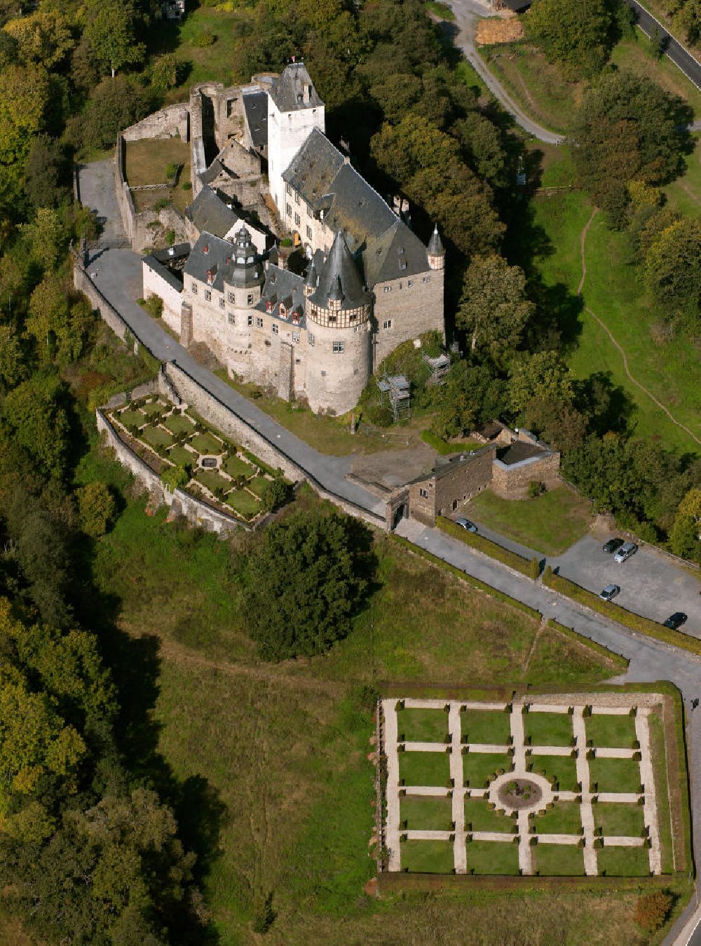 Aerial photograph Mayen - The castle Bürresheim stands in the Northwest of Mayen on a rocky outcrop in Nettetal. Bürresheim was built in the 12th century by its then owners, the noble and free Eberhard Mettfried. Today it is open for tours