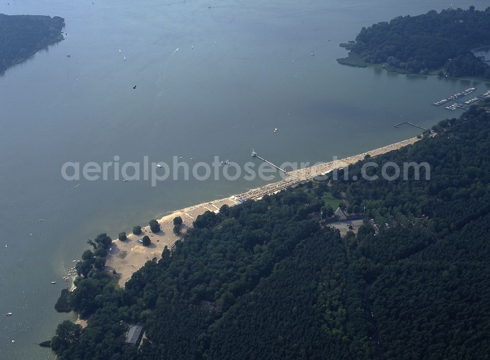 Aerial photograph Berlin - The Wannsee Beach, one of the largest swimming pools on an inland waterway in Europe, is located on the eastern shore of the Great Lake Wannsee, a spur Havel in Berlin. The beach is located south of the island Schwanenwerder in the district of Nikolassee of the borough of Steglitz-Zehlendorf and is managed as a municipal swimming pool of the Berlin bathrooms establishments
