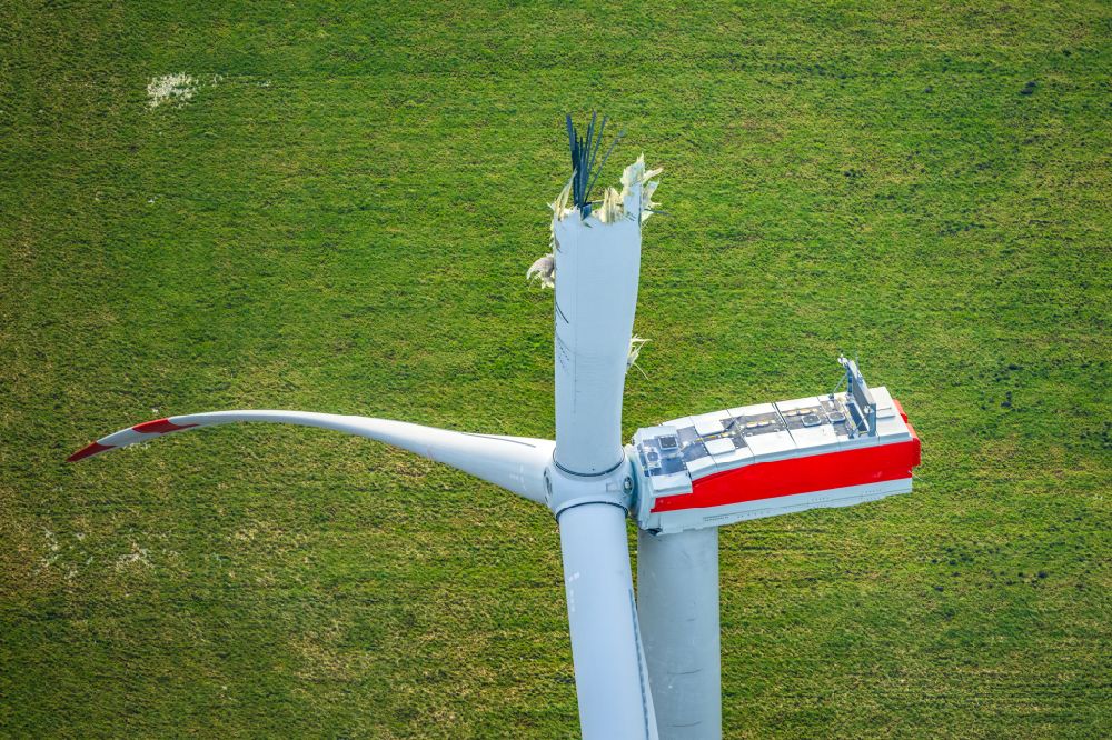 Alfstedt from the bird's eye view: Damaged WEA wind turbine with a torn off rotor blade in Alfstedt in the state Lower Saxony, Germany