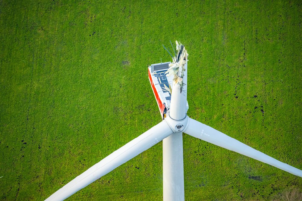 Aerial photograph Alfstedt - Damaged WEA wind turbine with a torn off rotor blade in Alfstedt in the state Lower Saxony, Germany