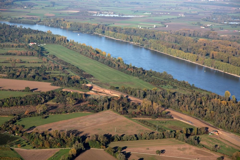 Dienheim from the bird's eye view: Diking measures at Dienheim in the state of Rhineland-Palatinate. In the section of the left bank of the Rhine near Dienheim the levees are upgraded to protect against flood and partially rebuilt by the Structural and Approval Directorate south