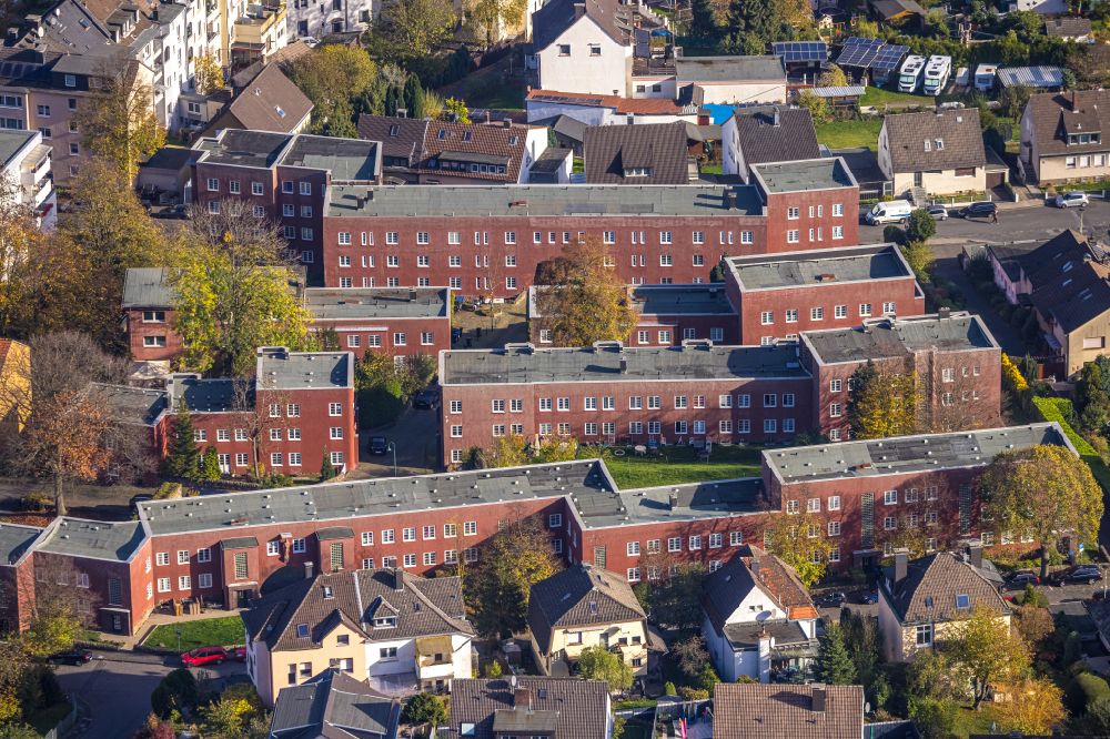 Aerial image Hagen - Heritage site of the residential area Cuno-Siedlung on Kuhlerkamp in the Wehringhausen part of Hagen in the state of North Rhine-Westphalia. The buildings of the settlement are painted red