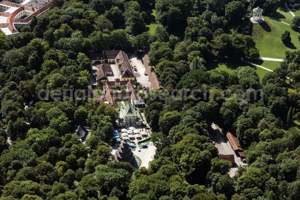 Aerial photograph München - The Chinese Tower beer garden in English Garden in Munich Schwabing in the state Bavaria. In high summer temperatures hardly any guests can be seen at the tables and benches in the sun. The restaurant is set for a celebration