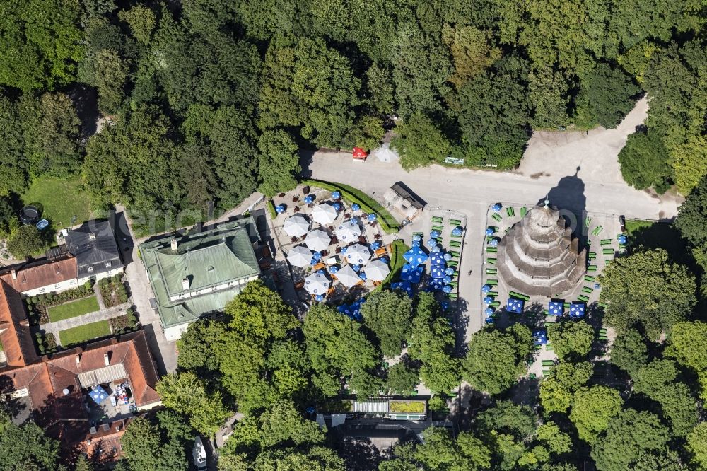 Aerial image München - The Chinese Tower beer garden in English Garden in Munich Schwabing in the state Bavaria. In high summer temperatures hardly any guests can be seen at the tables and benches in the sun. The restaurant is set for a celebration