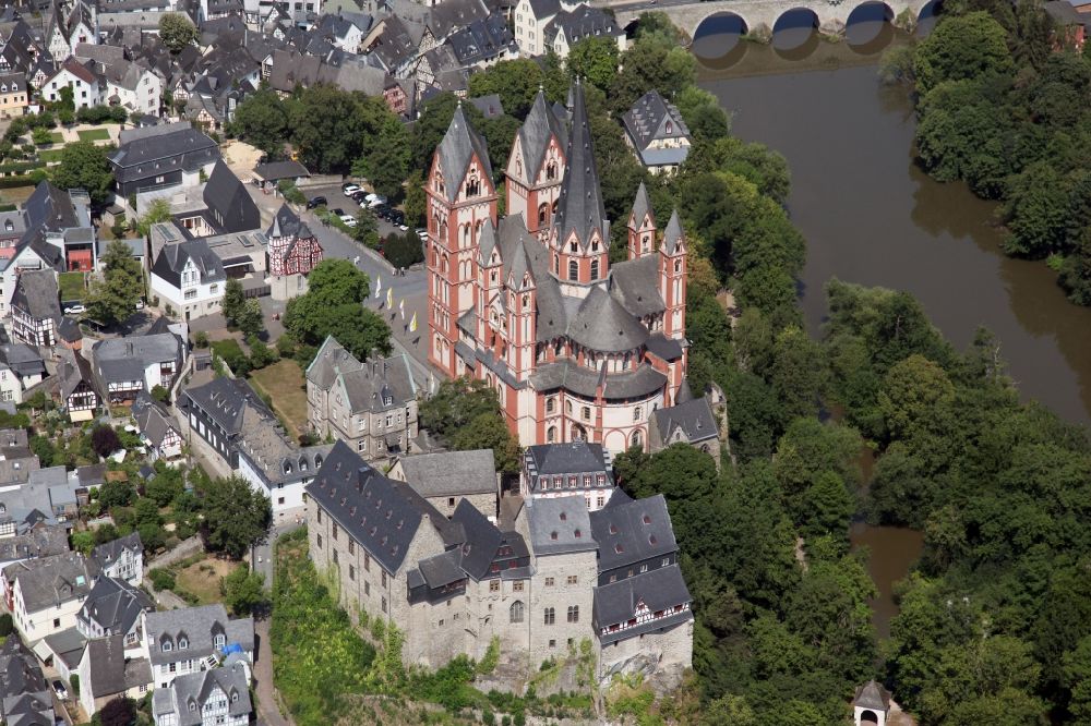 Aerial photograph Limburg an der Lahn - The Limburg Cathedral on Cathedral Square on the banks of the Lahn in Limburg an der Lahn in Hesse