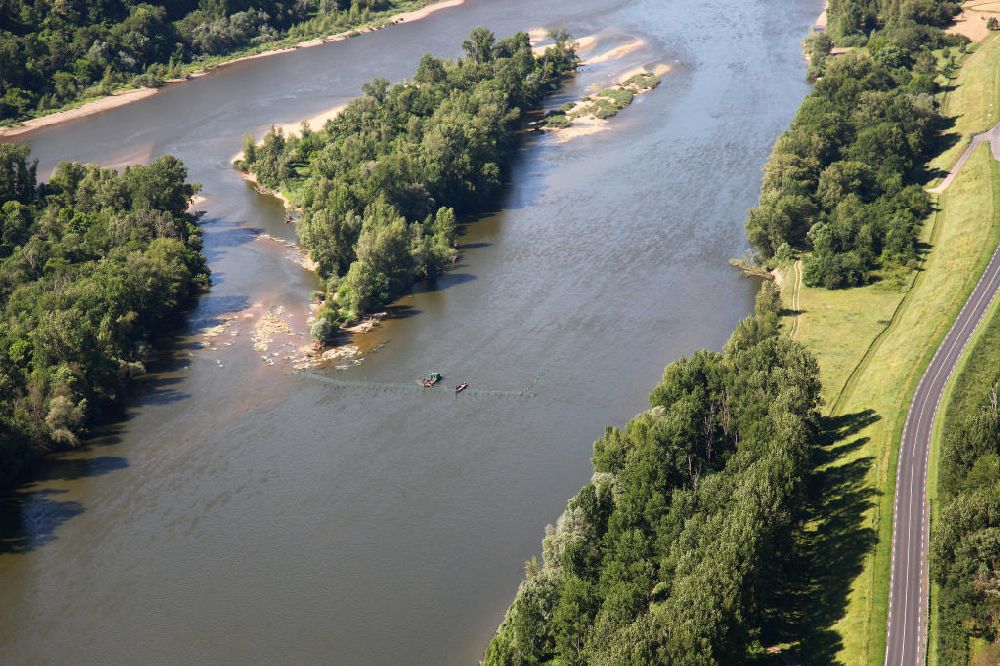 Aerial photograph Le Haut Chantier - Der Fluss Loire im Loiretal bei Le Haut Chantier im Departement Indre-et-Loire. Die Loire ist der längste Fluss Frankreichs und einer der letzten frei fließenden Flüsse Europas. The River Loire near by Le Haut Chantier in the Department Indre-et-Loire.