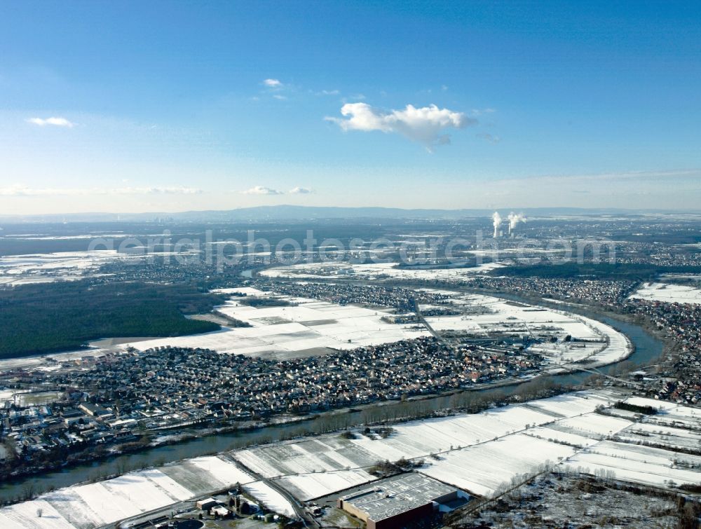 Aerial image Hanau - The river main and the snow-covered winter landscape around Hanau in the state of Hesse. The Brothers-Grimm-Town is located in the East of the Rhine-Main-region, in the lower Main flatlands. The power plant Staudinger, a stone-coal-using steam power plant on the riverbank, is visible in the background