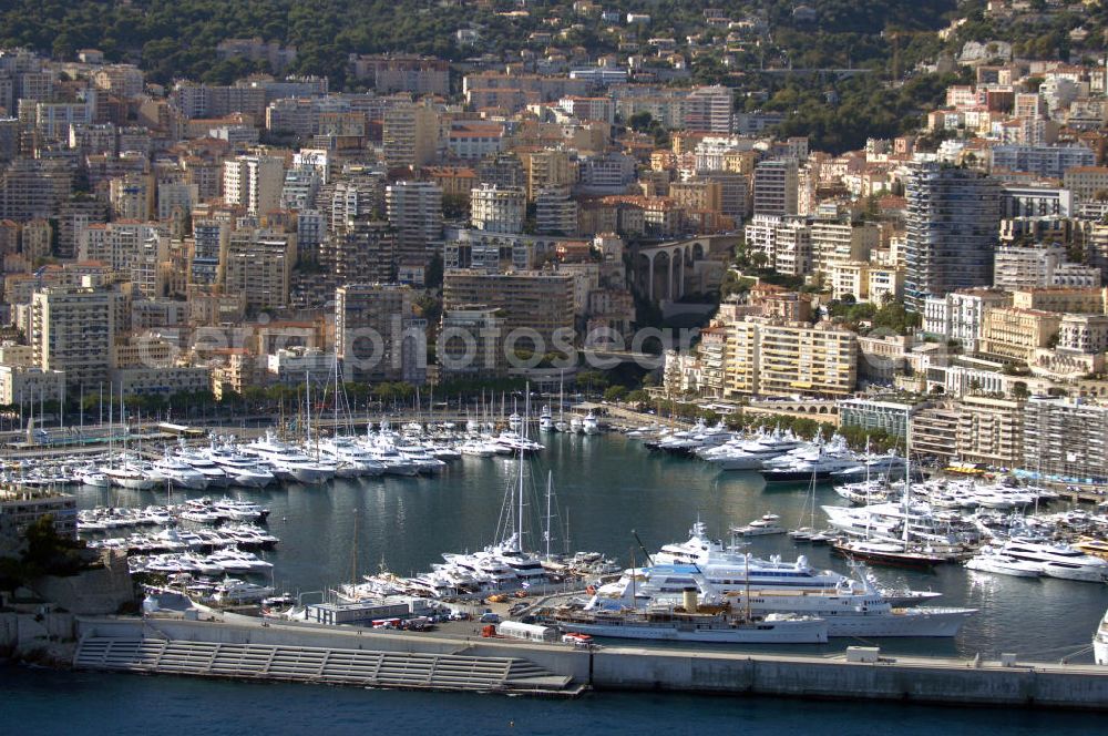 MONACO from above - Blick auf den Hafen am Quai des Etats-Unis und Quai Albert ler im Stadtteil La Condamine von Monaco. Monte Carlo ist ein Stadtteil von Monaco, der für sein Casino und seine Prominenz bekannt ist. Es wird manchmal fälschlicherweise als Hauptstadt von Monaco ausgegeben. Monaco hat als Stadtstaat jedoch keine Hauptstadt.