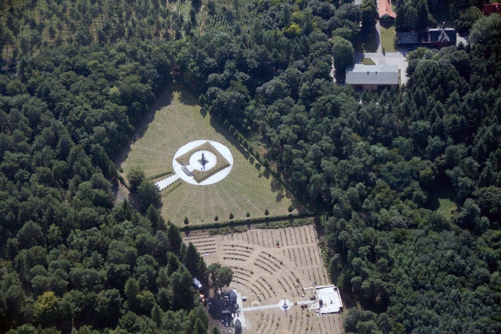 Aerial image Stahnsdorf - View of the Italian military cemetery on the railing of the West Cemetery in Stahnsdorf. Below the picture of the British War Cemetery