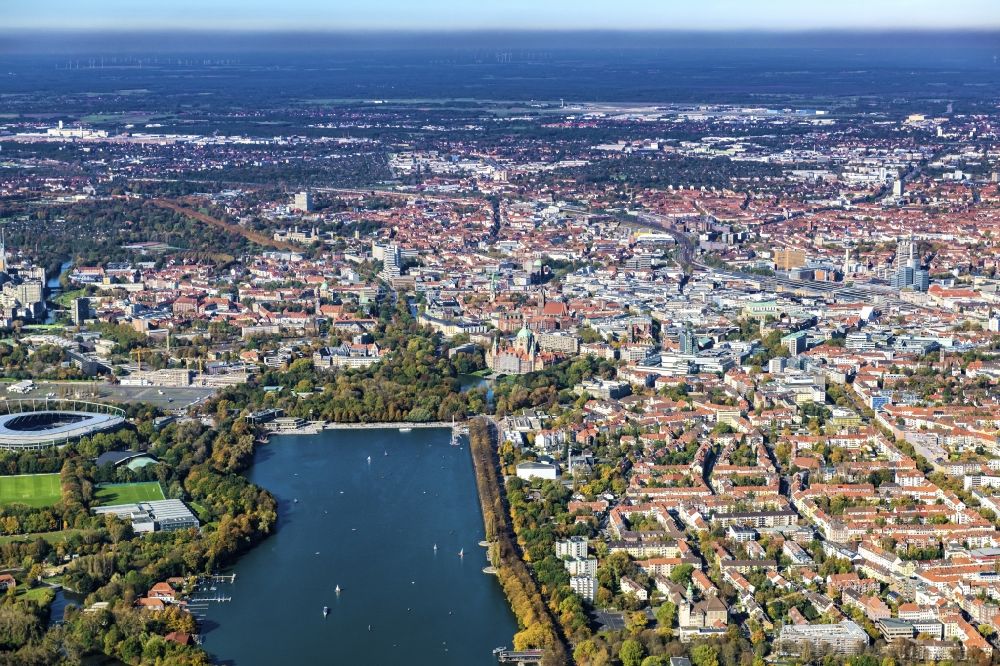 Hannover from the bird's eye view: The lake Maschsee at the Suedstadt (South City) part of Hannover in the state of Lower Saxony. The lake is an artificial water area in the south of the city. It is a beloved leisure and recreational site and offers different water sports facilities