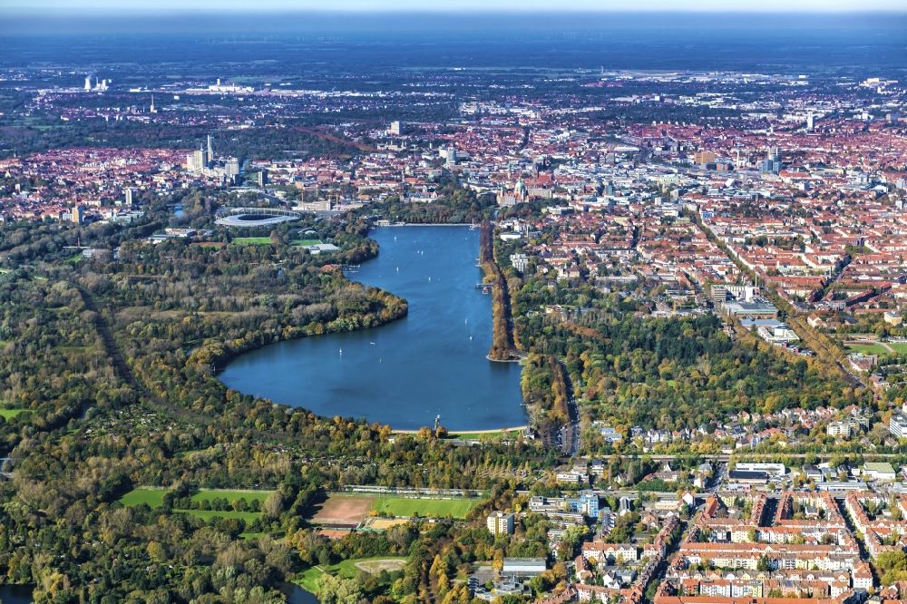 Hannover from the bird's eye view: The lake Maschsee at the Suedstadt (South City) part of Hannover in the state of Lower Saxony. The lake is an artificial water area in the south of the city. It is a beloved leisure and recreational site and offers different water sports facilities