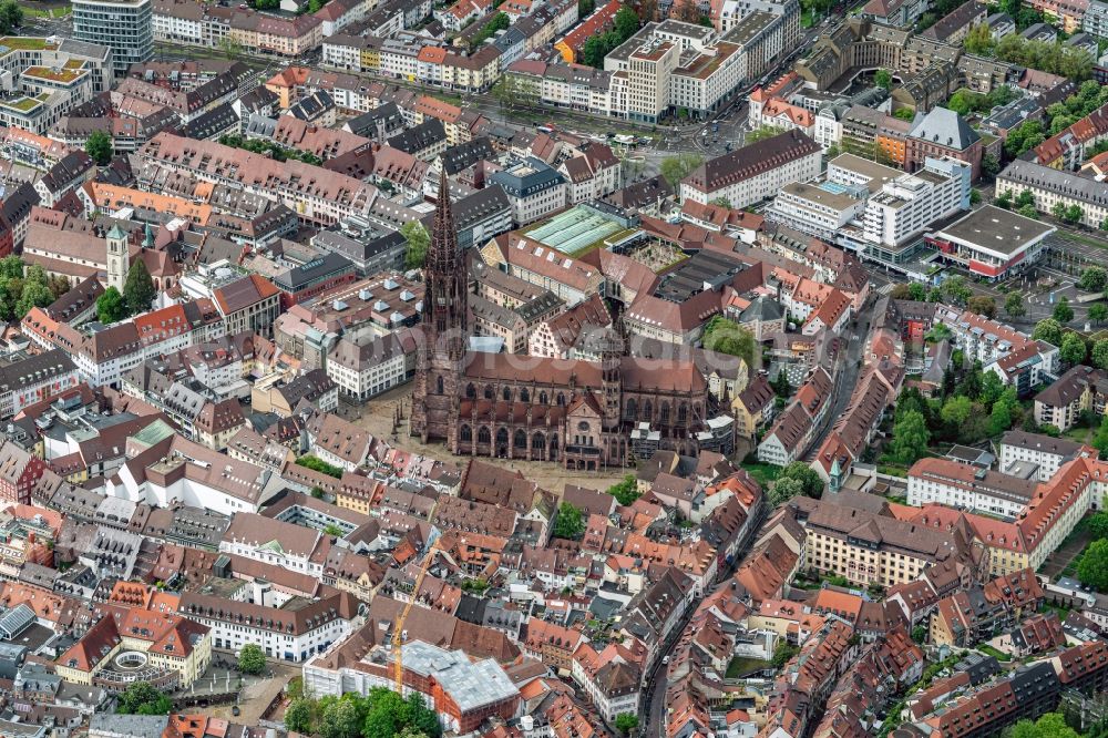 Aerial photograph Freiburg im Breisgau - Church building Freiburger Muenster and market activities in the Old Town- center of downtown Freiburg im Breisgau in the state Baden-Wurttemberg, Germany