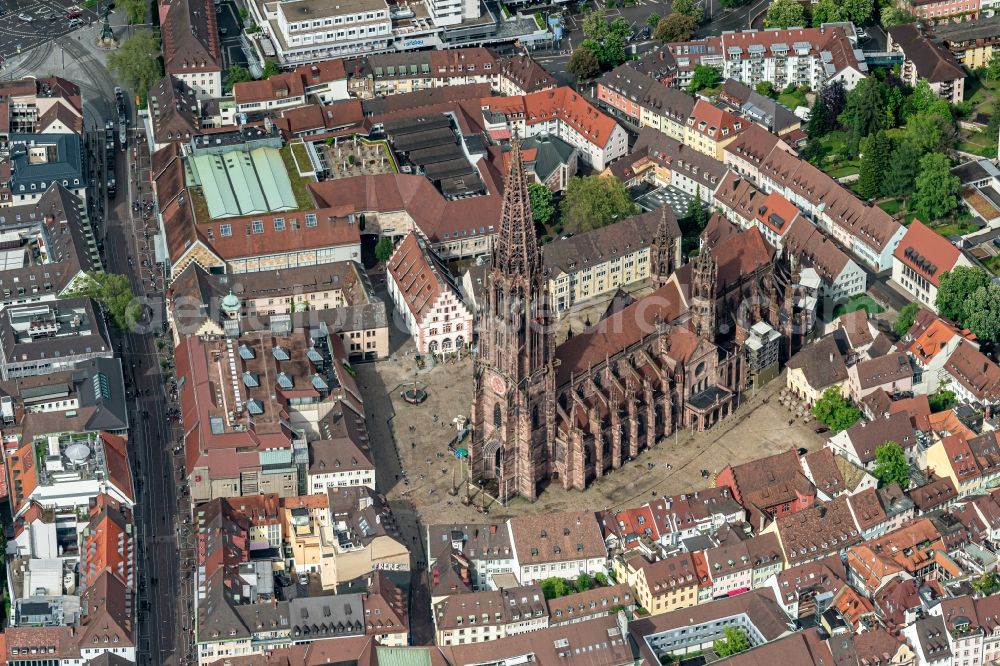 Freiburg im Breisgau from the bird's eye view: Church building Freiburger Muenster and market activities in the Old Town- center of downtown Freiburg im Breisgau in the state Baden-Wurttemberg, Germany