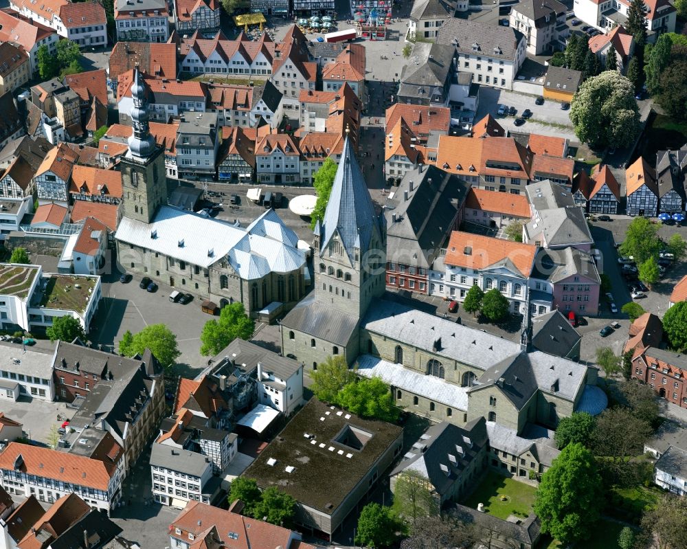 Aerial photograph Soest - The St. Patrokli Cathedral in Soest is a Catholic church architecture is of great historical importance. He is the epitome of Romanticism in Westphalia. He was the church of St. Kanonikerstiftes Patrokli that in the 10th Century and was built in 1812 until the abolition existed. St. Peter's is the oldest parish church in Soest and one of the oldest church founded in Westphalia. St. Peter is the main Protestant church of St. Peter and Paul Church congregation in Soest. Both buildings are located in downtown