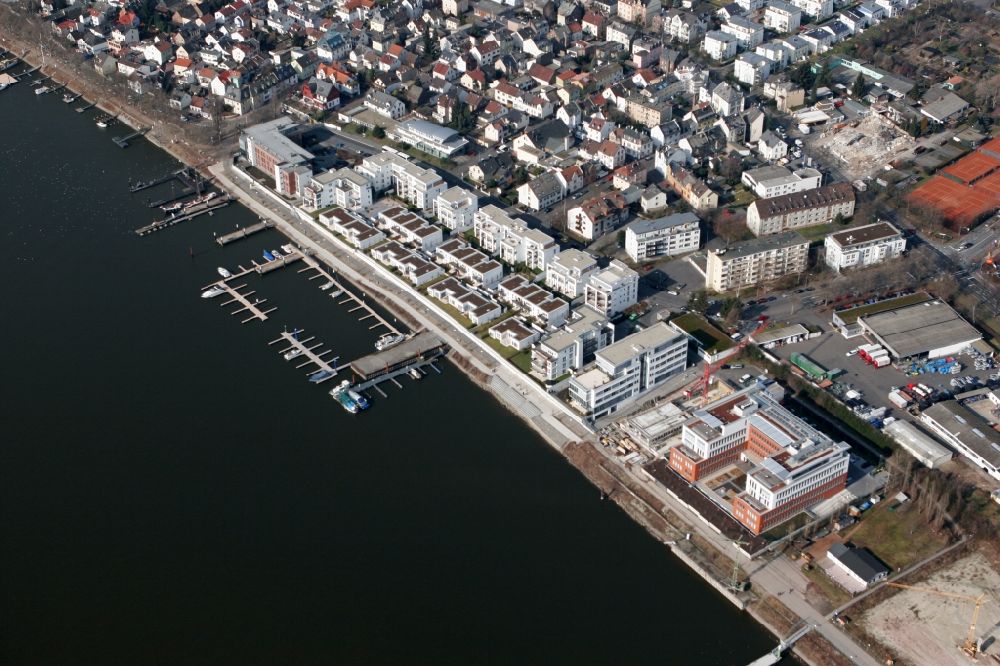 Aerial image Wiesbaden Stadtteil Schierstein - Residential area with modern apartment buildings on Schiersteiner port. The harbor is a recreational area and is considered a water sports center. Located on the Rhine harbor lies in Schierstein district in Wiesbaden in Hesse