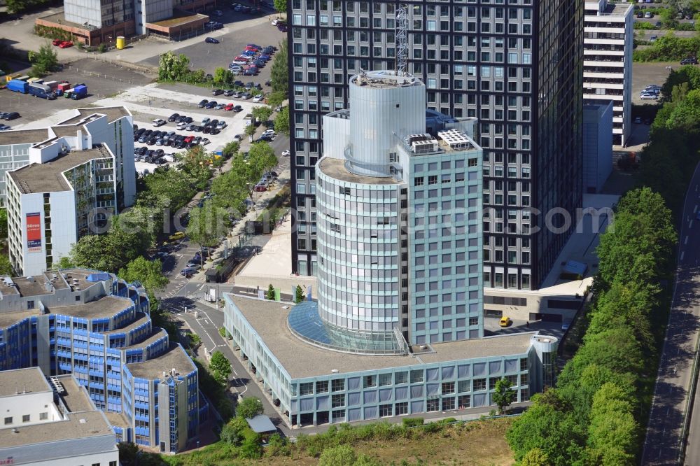 Eschborn from above - The Taunus Tower in Eschborn in the metropolitan area of Frankfurt in the state of Hessen. The office complex lies in the commercial area South. In the back lies one of the locations and facilities of the Group Deutsche Börse, which is also home of the Art Collection Deutsche Börse