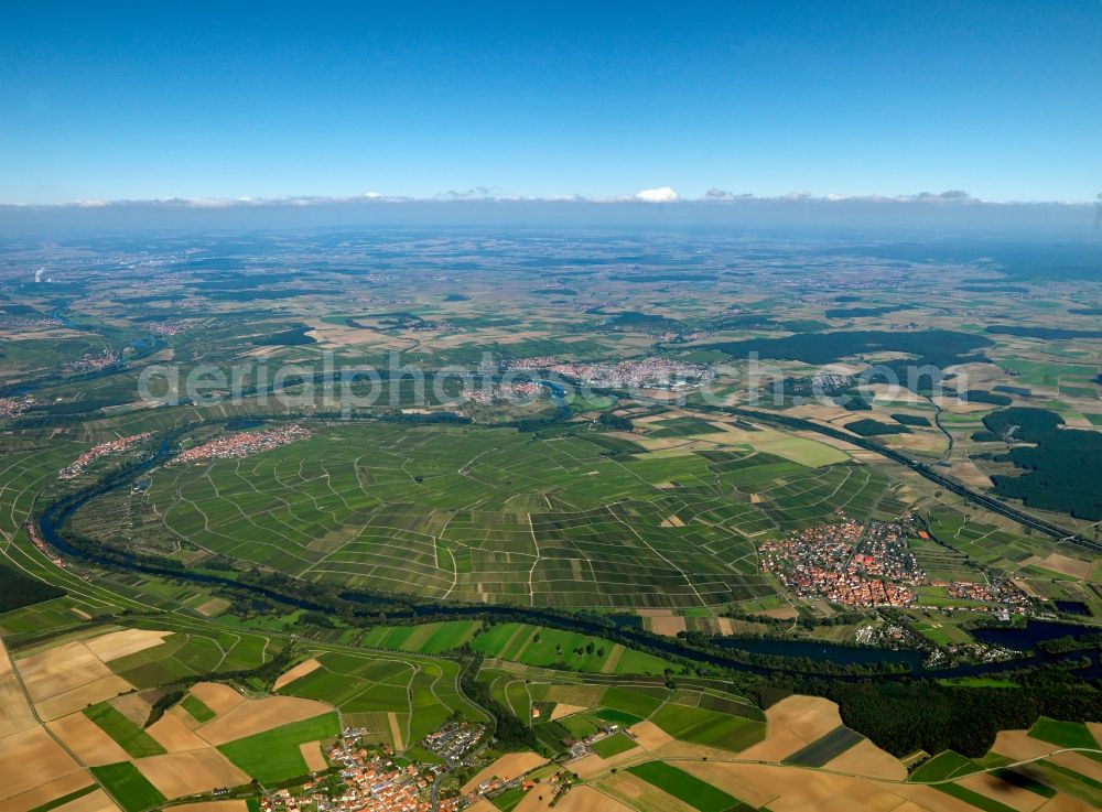 Aerial image Volkach - The horseshoe bend and the run of the river Main in Sommerach in the community of Volkach in the state of Bavaria. The river runs through the landscape and forms the Southern Main bend. The run of the river can be traced through the overview. The horseshoe bend is nature preserve area