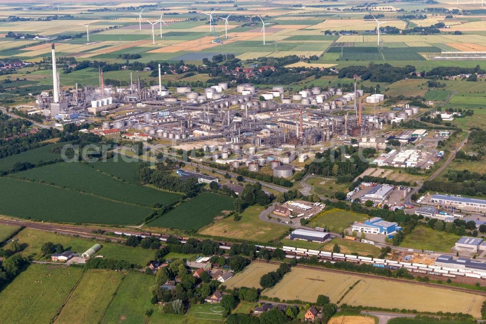Aerial photograph Hemmingstedt - of refinery equipment and management systems on the factory premises of the mineral oil producer Heide Refinery GmbH in Hemmingstedt in Schleswig-Holstein. The northernmost refinery in Germany is one of the most modern plants in Europe
