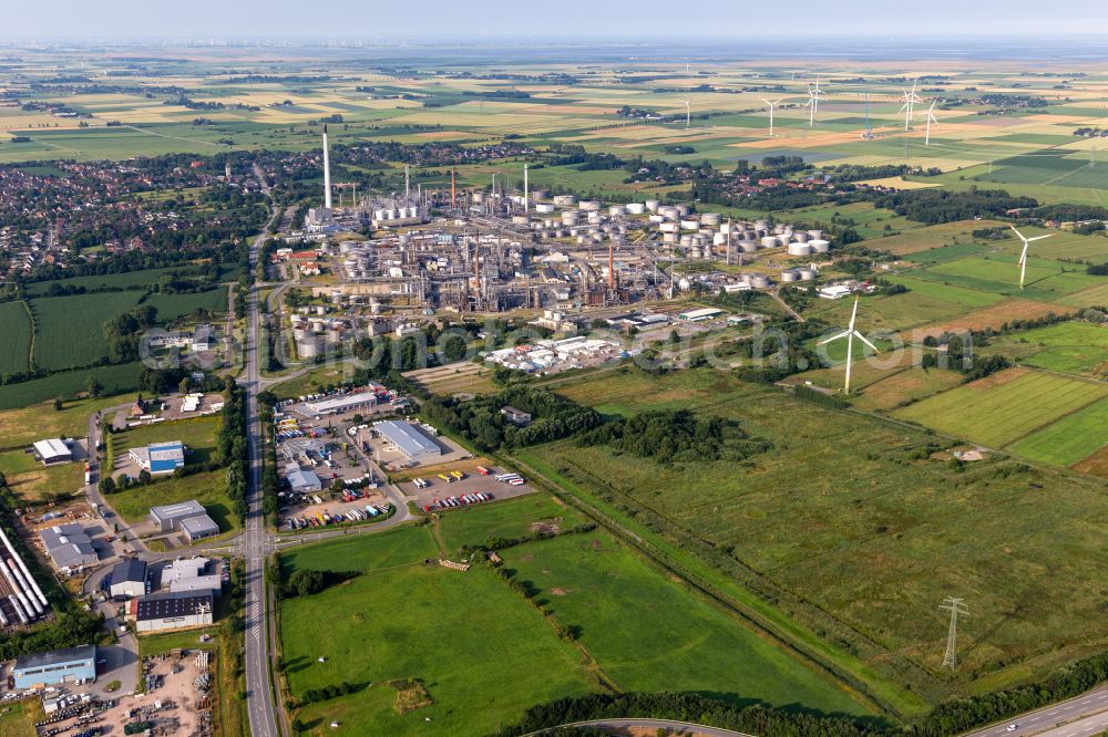 Hemmingstedt from the bird's eye view: of refinery equipment and management systems on the factory premises of the mineral oil producer Heide Refinery GmbH in Hemmingstedt in Schleswig-Holstein. The northernmost refinery in Germany is one of the most modern plants in Europe