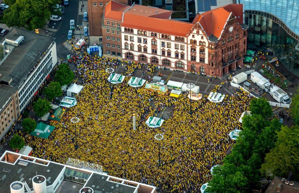 Aerial image Dortmund - BVB Borussia Football Fans at the Friedensplatz for public viewing in Dortmund in the state North Rhine-Westphalia, Germany