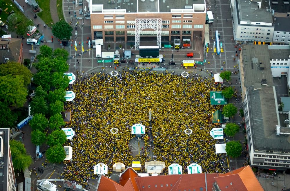 Dortmund from the bird's eye view: BVB Borussia Football Fans at the Friedensplatz for public viewing in Dortmund in the state North Rhine-Westphalia, Germany