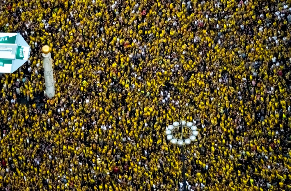 Aerial image Dortmund - BVB Borussia Football Fans at the Friedensplatz for public viewing in Dortmund in the state North Rhine-Westphalia, Germany