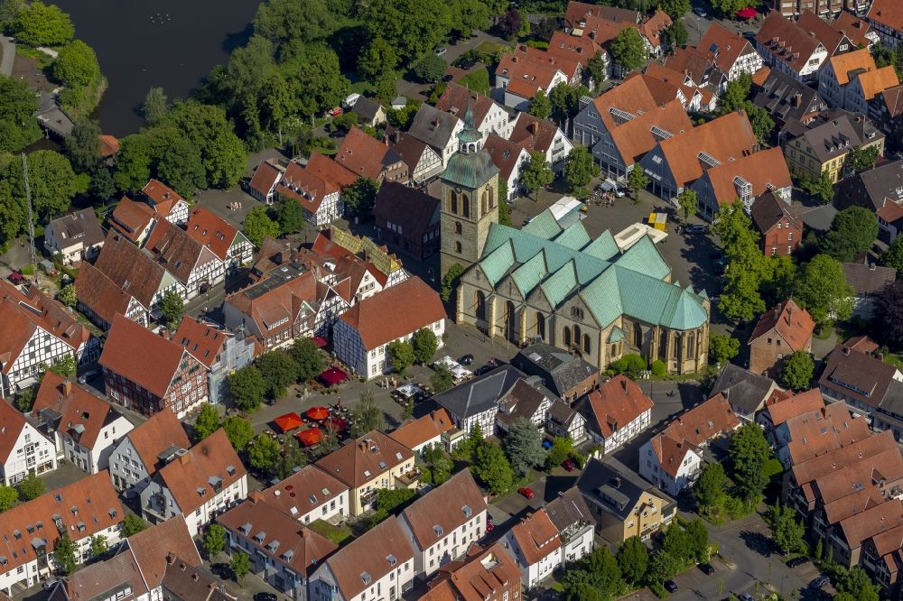 Aerial photograph Rheda-Wiedenbrück - The Saint Aegidius church in the city centre of Rheda-Wiedenbrueck in the state North Rhine-Westphalia.The Saint Aegidius church is located at Kirchplatz
