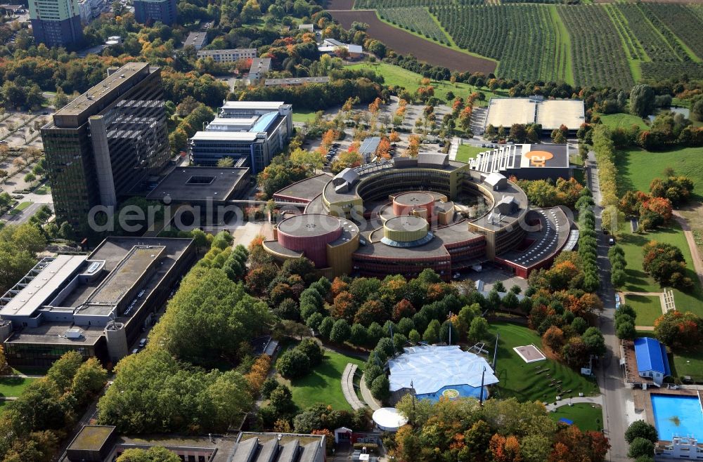 Mainz from the bird's eye view: The facilities of the ZDF (Zweites Deutsches Fernsehen - Second German Television) in the Lerchenberg part of Mainz in the state of Rhineland-Palatinate. The compound includes the administration offices as well as the broadcasting center and the TV garden. The public broadcasting corporation has its headquarters in the county capital since 1964