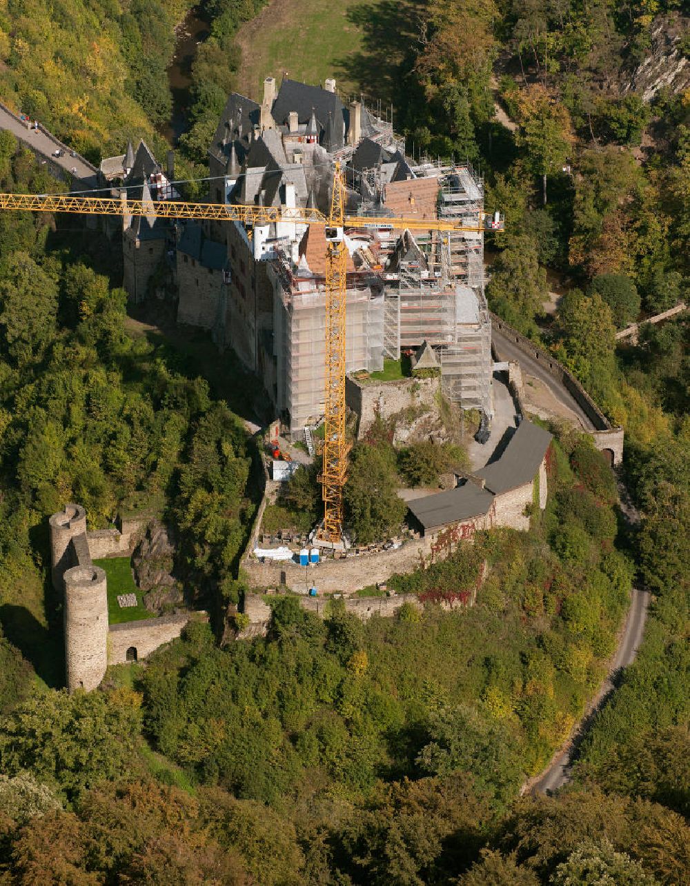 Wierschem from the bird's eye view: The Eltz Castle is located in the south of the local community Wierschem. The castle was probably built in the beginning of the 12th century. In autumn 2010, as part of an overall comprehensive redevelopment, the company Harald Handwerk GmbH Dachbau performed a roof restoration