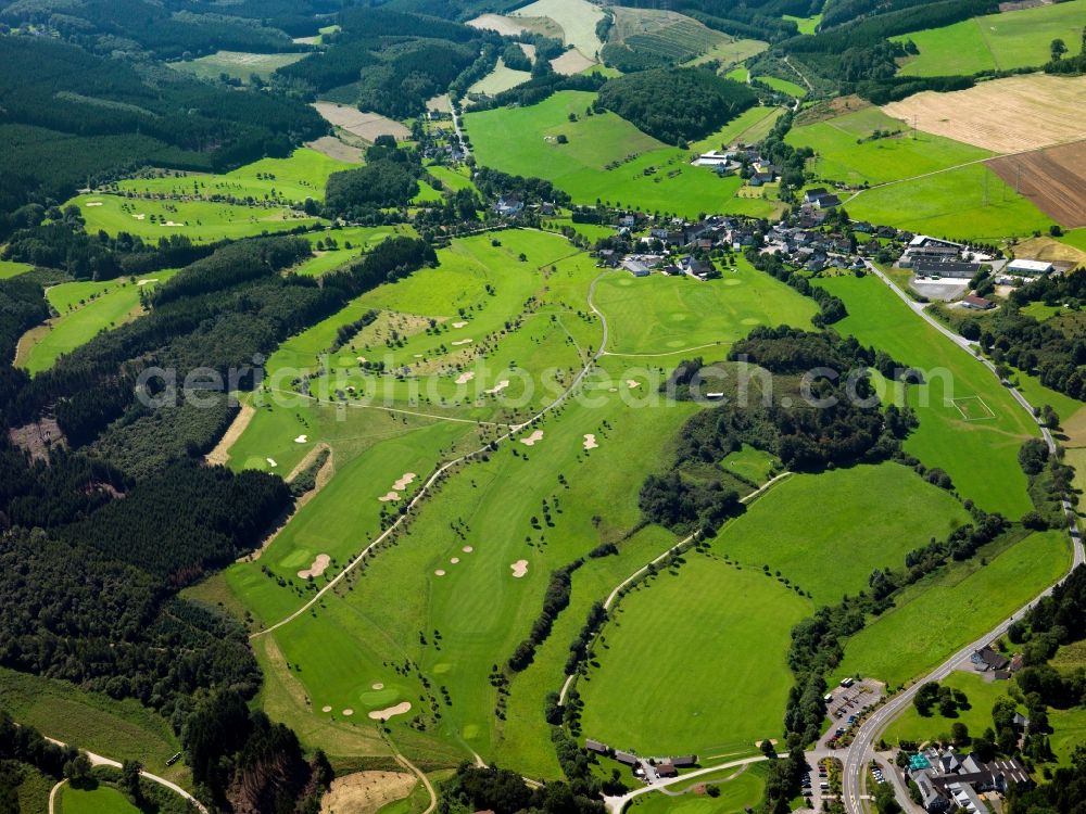 Attendorn from the bird's eye view: The golf course in the Mecklinghausen part of the city of Attendorn in the state of North Rhine-Westphalia. The compound is enclosed by hills and forest in the Repetal Valley and includes a 6-hole-course