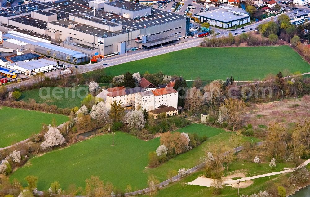 Aerial photograph Dingolfing - The historic Goetz Miuehle also called Oberburgermuehle in Dingolfing in the state of Bavaria, Germany