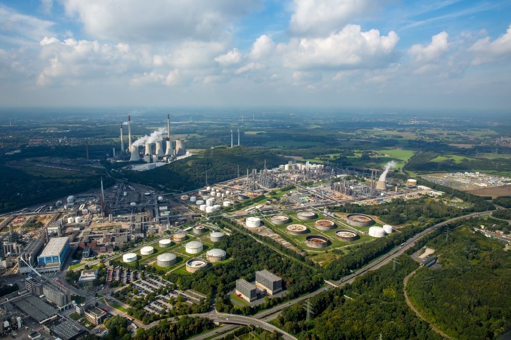 Aerial photograph Gelsenkirchen - The oil refinery Scholven in Gelsenkirchen in the state of North Rhine-Westphalia. The refinery is one of two in the city and is part of the Ruhr Oil AG. It is run by BP Gelsenkirchen. Its primary production is focused on fuel, Diesel and the high quality Ultimate fuels