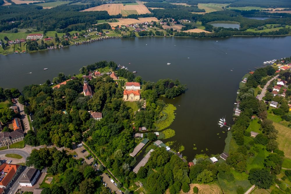 Mirow from the bird's eye view: The Mirow Castle island with its ensemble of buildings of the castle Mirow, the cavalier house and the St. John church on Lake Mirow in Mirow in Mecklenburg-Vorpommern