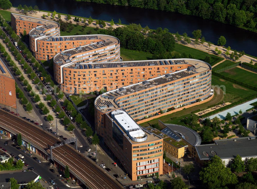 Aerial image Berlin - View of the new apartments of the Berlin Werder, who are named by the locals as the Bundesschlange. Originally, this relates to the change of the seat of government to Berlin, when the politics were supposed to move