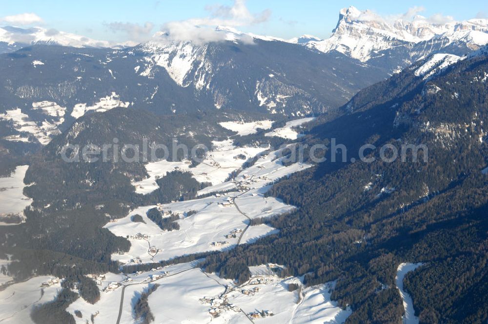 Sankt Ulrich from above - Blick von Kastelruth (Castelrotto) Richtung winterlich verschneites St. Ulrich in Gröden (Ortisei) in Italien. Im Hintergrund die ebenfalls schneebedeckte Raschötz (Resciesa).
