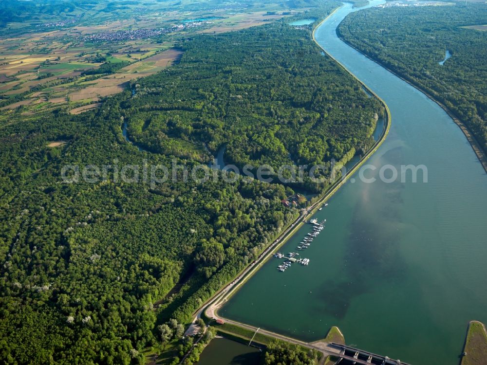 Aerial photograph Weisweil - The meadows and wetlands on the river Rhine in Weisweil in the state of Baden-Württemberg. The area was made a nature preserve area in 1998 and is now called Rheinniederung Wyhl-Weisweil. Besides, there is also a dam and a natural island in the river
