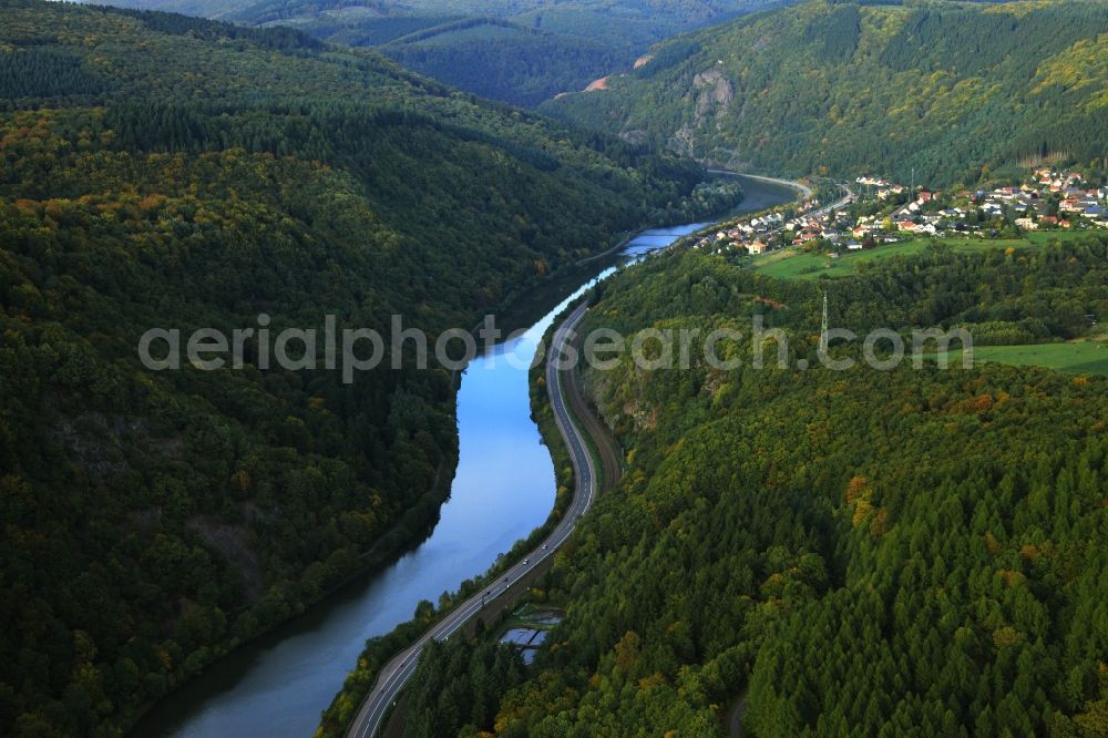 Aerial image Mettlach - The river Saar in the district of Mettlach in the state of Saarland. The river runs through the Saargau region. In the background lies the village of Saarhölzbach